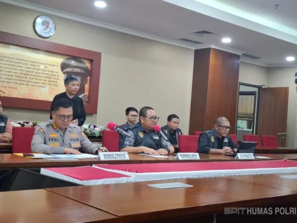 Ilustrasi konferensi pers Mabes Polri terkait penetapan tersangka kasus korupsi penjualan BBM nontunai Pertamina Patra Niaga.