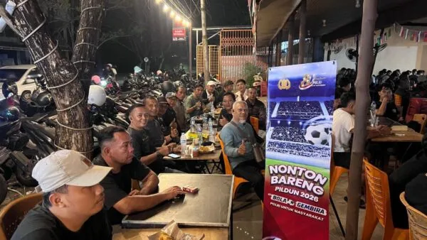 Polda Kalbar menggelar acara nonton bareng Piala Dunia 2026 laga Portugal vs Uzbekistan di Warkop Reformasi Pontianak demi perkuat silaturahmi warga.