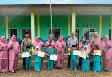 Apresiasi Dedikasi Guru, Kades Tanjung Berlian Barat Hadiri Pembagian Rapor KB Ananda Kepala Desa Tanjung Berlian Barat bersama Kepala KB Ananda Bunda Komsiatun dan para wali murid saat mendampingi siswa dalam acara pembagian rapor.