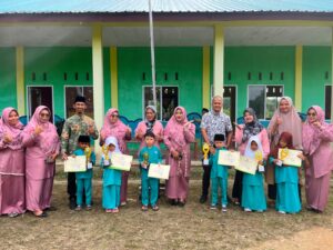 Kepala Desa Tanjung Berlian Barat bersama Kepala KB Ananda Bunda Komsiatun dan para wali murid saat mendampingi siswa dalam acara pembagian rapor.