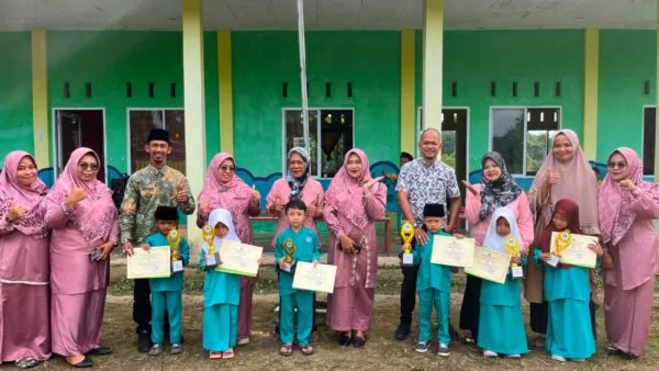 Kepala Desa Tanjung Berlian Barat bersama Kepala KB Ananda Bunda Komsiatun dan para wali murid saat mendampingi siswa dalam acara pembagian rapor.