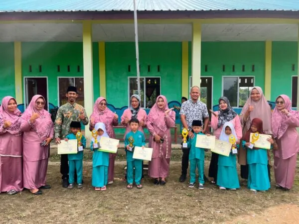 Kepala Desa Tanjung Berlian Barat bersama Kepala KB Ananda Bunda Komsiatun dan para wali murid saat mendampingi siswa dalam acara pembagian rapor.