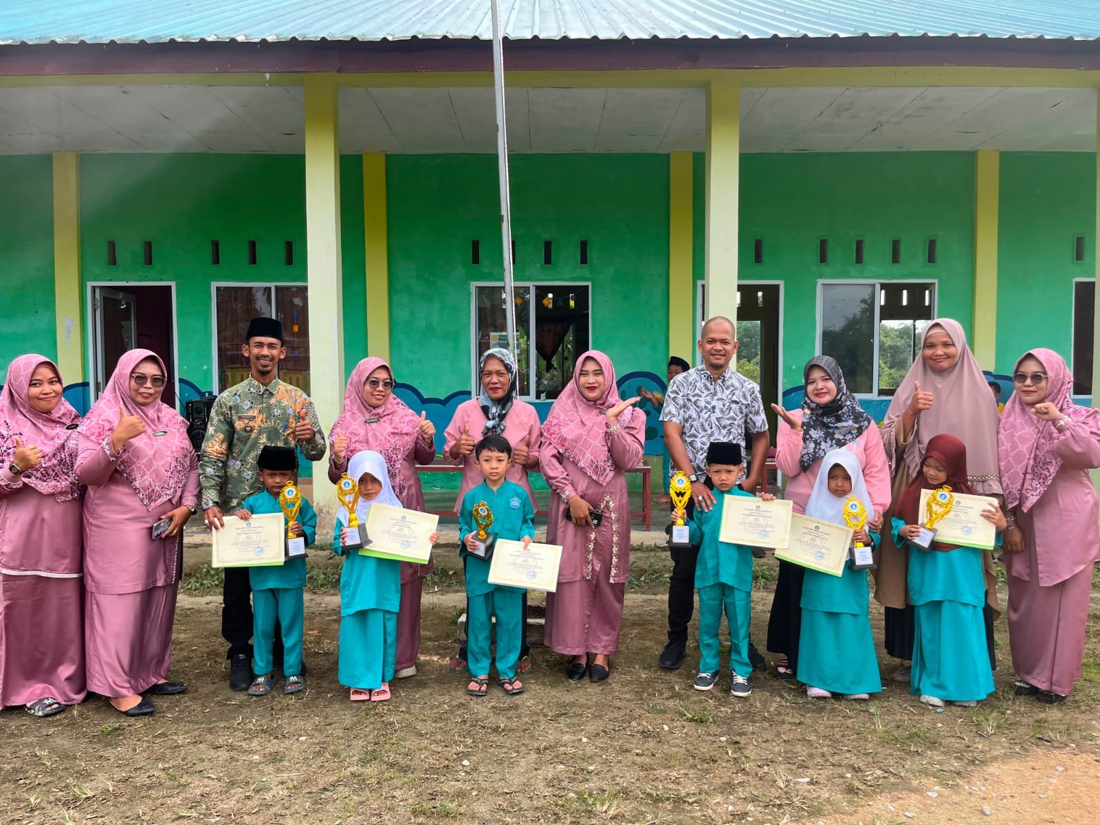 Kepala Desa Tanjung Berlian Barat bersama Kepala KB Ananda Bunda Komsiatun dan para wali murid saat mendampingi siswa dalam acara pembagian rapor.