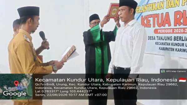 Prosesi pelantikan dan pengukuhan Sugianto sebagai Ketua RW 010 oleh Kepala Desa Tanjung Berlian Barat.