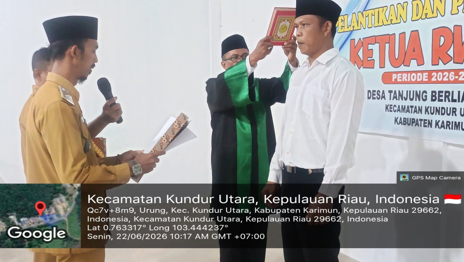 Prosesi pelantikan dan pengukuhan Sugianto sebagai Ketua RW 010 oleh Kepala Desa Tanjung Berlian Barat.