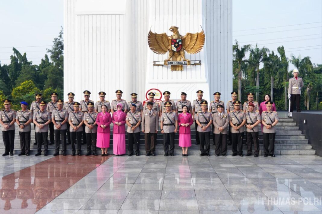 menghormati-jasa-melanjutkan-pengabdian-wakapolri-pimpin-ziarah-nasional-menjelang-hari-bhayangkara-ke80-21 Menjelang Hari Bhayangkara ke-80, Wakapolri Komjen Dedi Prasetyo memimpin ziarah nasional dan tabur bunga serentak dari Kalibata hingga Teluk Jakarta.