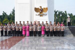 Menjelang Hari Bhayangkara ke-80, Wakapolri Komjen Dedi Prasetyo memimpin ziarah nasional dan tabur bunga serentak dari Kalibata hingga Teluk Jakarta.