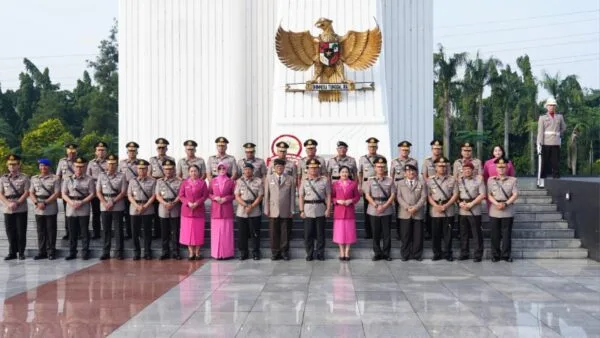 Menjelang Hari Bhayangkara ke-80, Wakapolri Komjen Dedi Prasetyo memimpin ziarah nasional dan tabur bunga serentak dari Kalibata hingga Teluk Jakarta.