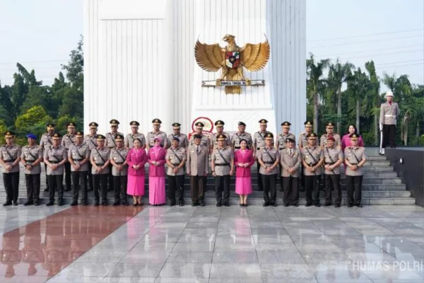 Menjelang Hari Bhayangkara ke-80, Wakapolri Komjen Dedi Prasetyo memimpin ziarah nasional dan tabur bunga serentak dari Kalibata hingga Teluk Jakarta.