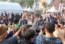 Polres Tangerang Selatan Gelar Pasar Murah dan Bazar UMKM Kapolres Tangerang Selatan beserta jajaran pejabat Mabes Polri saat memberikan keterangan pers di tengah kerumunan warga pada acara Pasar Rakyat Hari Bhayangkara ke-80 di Alun-Alun Pamulang.