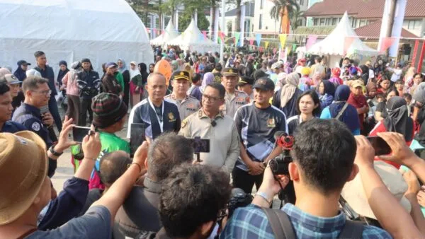 Kapolres Tangerang Selatan beserta jajaran pejabat Mabes Polri saat memberikan keterangan pers di tengah kerumunan warga pada acara Pasar Rakyat Hari Bhayangkara ke-80 di Alun-Alun Pamulang.