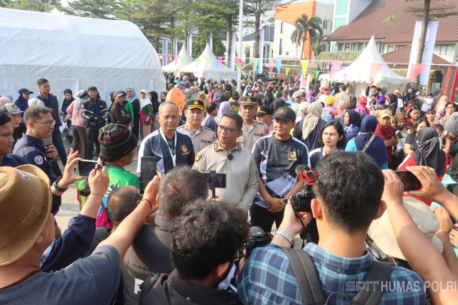 Polres Tangerang Selatan Gelar Pasar Murah dan Bazar UMKM Kapolres Tangerang Selatan beserta jajaran pejabat Mabes Polri saat memberikan keterangan pers di tengah kerumunan warga pada acara Pasar Rakyat Hari Bhayangkara ke-80 di Alun-Alun Pamulang.