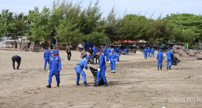 personel-ditpolairud-polda-aceh-gelar-aksi-asri-di-pantai-syiah-kuala-dalam-rangka-hari-bhayangkara-ke80-39