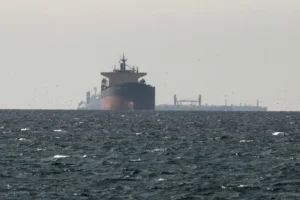 Kapal kargo dan tanker yang melintasi Selat Hormuz di perairan Teluk.