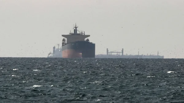 Kapal kargo dan tanker yang melintasi Selat Hormuz di perairan Teluk.