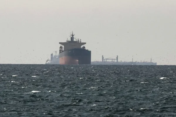 Kapal kargo dan tanker yang melintasi Selat Hormuz di perairan Teluk.