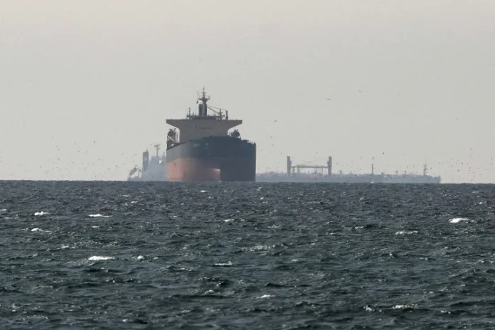 reuters Kapal kargo dan tanker yang melintasi Selat Hormuz di perairan Teluk.