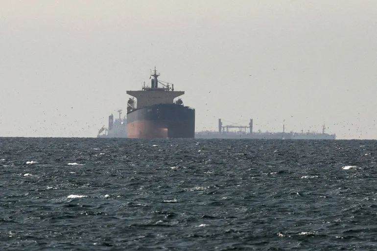 Kapal kargo dan tanker yang melintasi Selat Hormuz di perairan Teluk.