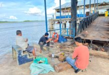 Hanya 3 Bulan, BUP Kuta Sukses Rehab Total Pelabuhan Apung Urung Suasana sejumlah tukang saat memperbaiki roda rolling jembatan pelabuhan apung Urung di Kundur Utara.