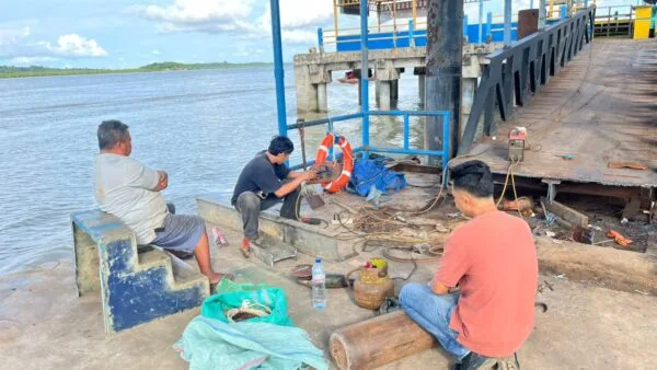 Suasana sejumlah tukang saat memperbaiki roda rolling jembatan pelabuhan apung Urung di Kundur Utara.