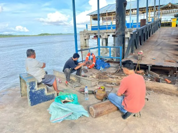 Suasana sejumlah tukang saat memperbaiki roda rolling jembatan pelabuhan apung Urung di Kundur Utara.