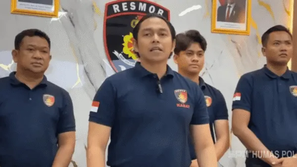 Kombes Pol Teuku Arsya Khadafi bersama jajaran Resmob Bareskrim Polri saat merilis barang bukti ratusan modul BTS hasil curian.