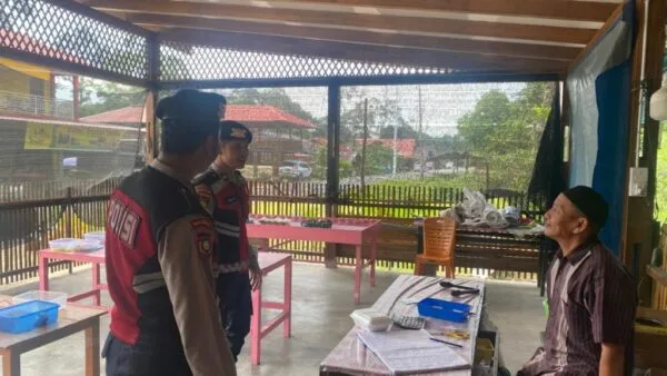 Personel Polsek Daik Lingga melaksanakan patroli dialogis dan berinteraksi dengan warga di Lingga.
