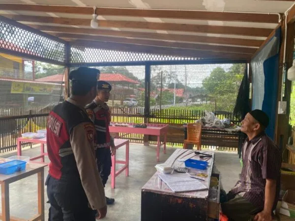 Personel Polsek Daik Lingga melaksanakan patroli dialogis dan berinteraksi dengan warga di Lingga.