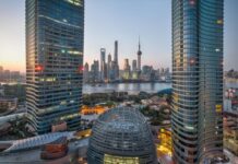 Dorong Pertumbuhan Ekonomi, Perusahaan Tiongkok Prioritaskan Ketahanan Pasok, Teknologi AI, dan Pasar Baru Aktivitas bongkar muat kontainer dan kapal kargo di terminal pelabuhan internasional modern yang dikelola DP World.