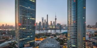 Dorong Pertumbuhan Ekonomi, Perusahaan Tiongkok Prioritaskan Ketahanan Pasok, Teknologi AI, dan Pasar Baru Aktivitas bongkar muat kontainer dan kapal kargo di terminal pelabuhan internasional modern yang dikelola DP World.
