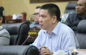 Anggota DPRD Kepri Rudy Chua saat memberikan keterangan mengenai permasalahan SPMB di posko pengaduan.