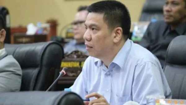 Anggota DPRD Kepri Rudy Chua saat memberikan keterangan mengenai permasalahan SPMB di posko pengaduan.
