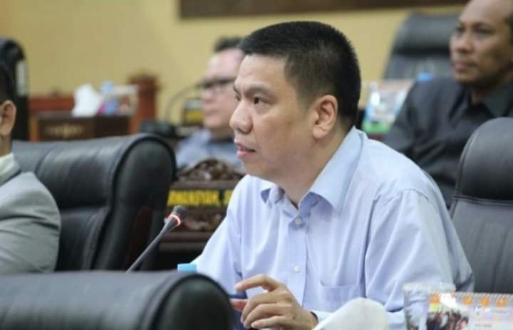 Anggota DPRD Kepri Rudy Chua saat memberikan keterangan mengenai permasalahan SPMB di posko pengaduan.