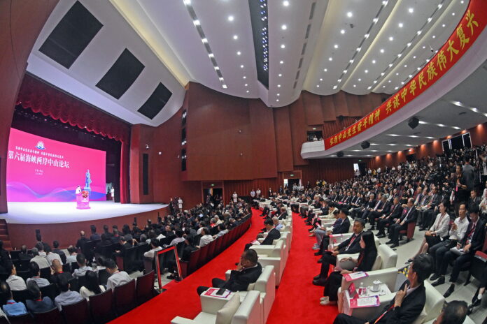 Jajaran pejabat pemerintahan dan delegasi lintas selat saat menghadiri upacara pembukaan The 6th Cross-Strait Sun Yat-sen Forum di Zhongshan.