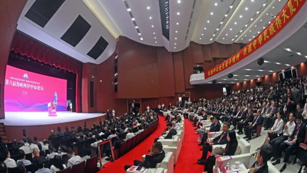 Jajaran pejabat pemerintahan dan delegasi lintas selat saat menghadiri upacara pembukaan The 6th Cross-Strait Sun Yat-sen Forum di Zhongshan.