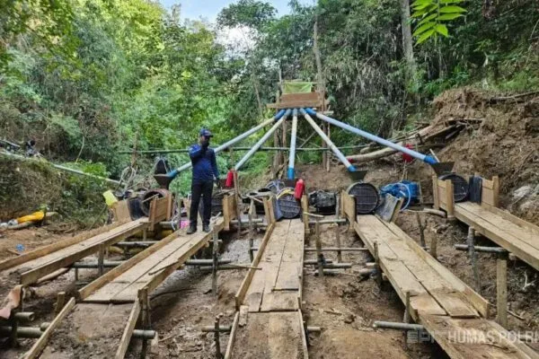 Barang bukti mesin pengolah tambang emas ilegal yang disita Polda Sultra di Kabupaten Bombana.