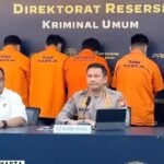 Barang bukti uang tunai dan gawai milik sindikat buzzer hoaks disita Polda Metro Jaya