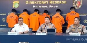 Barang bukti uang tunai dan gawai milik sindikat buzzer hoaks disita Polda Metro Jaya