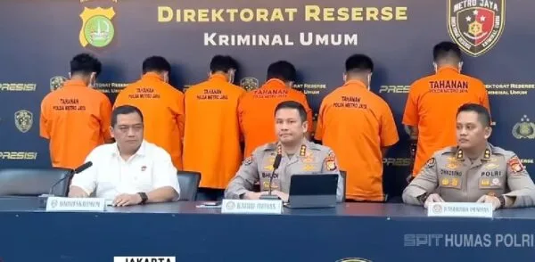 Barang bukti uang tunai dan gawai milik sindikat buzzer hoaks disita Polda Metro Jaya