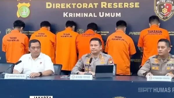 Barang bukti uang tunai dan gawai milik sindikat buzzer hoaks disita Polda Metro Jaya