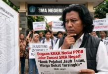 Dugaan KKN Nodai PPDB Jalur Zonasi SMA Negeri: “Anak Pejabat Jauh Lulus, Warga Dekat Tersingkir” Ilustrasi para orang tua murid yang sedang melihat papan pengumuman kelulusan PPDB di sebuah SMA Negeri.