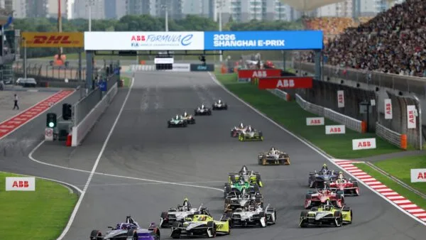 Mobil balap Formula E sedang dipersiapkan di sirkuit oleh tim logistik DHL.