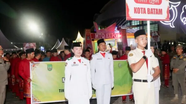 Wali Kota Batam Amsakar Achmad menyerahkan piala bergilir juara umum MTQ Kepri kepada Gubernur Ansar Ahmad di Tanjungpinang.