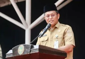 Sekda Batam Firmansyah memberikan sambutan di podium acara Milad ke-27 BMGQ Kota Batam di Dataran Engku Putri.
