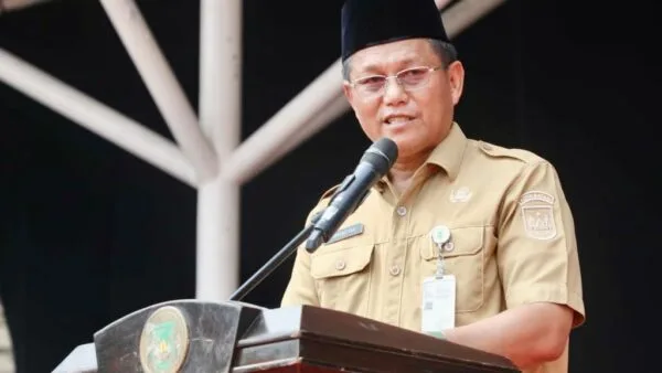 Sekda Batam Firmansyah memberikan sambutan di podium acara Milad ke-27 BMGQ Kota Batam di Dataran Engku Putri.