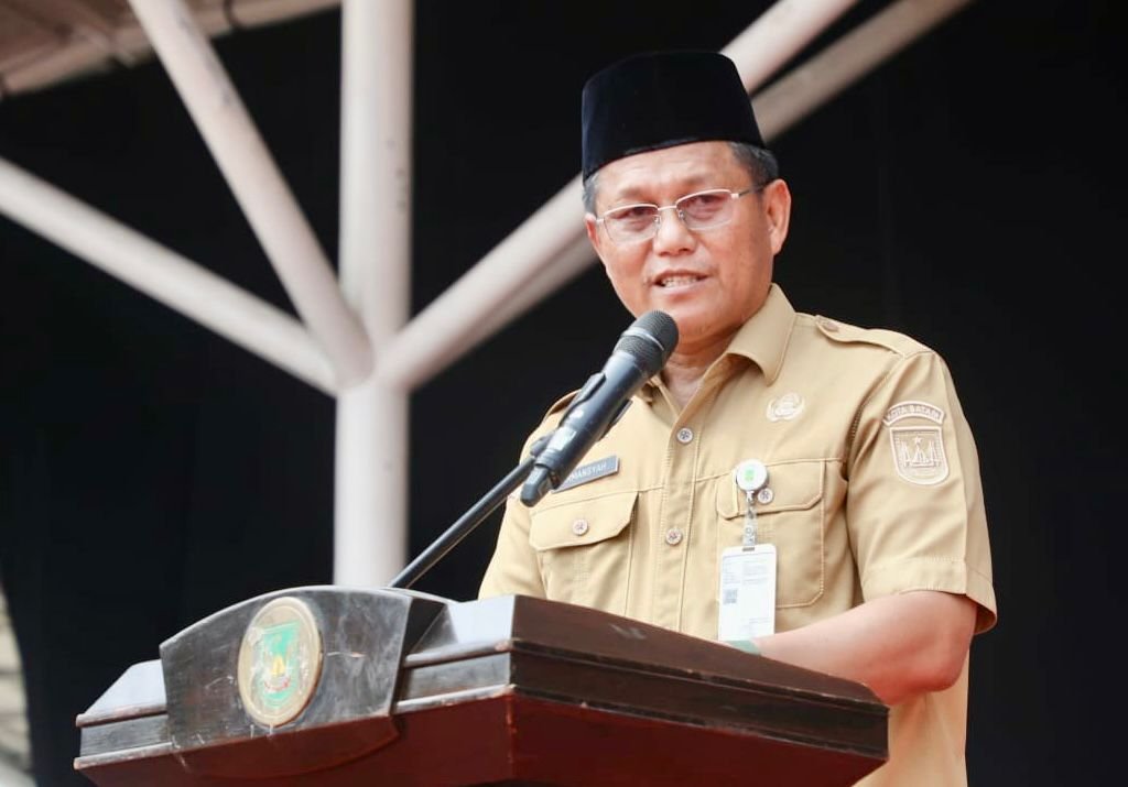 Sekda Batam Firmansyah memberikan sambutan di podium acara Milad ke-27 BMGQ Kota Batam di Dataran Engku Putri.