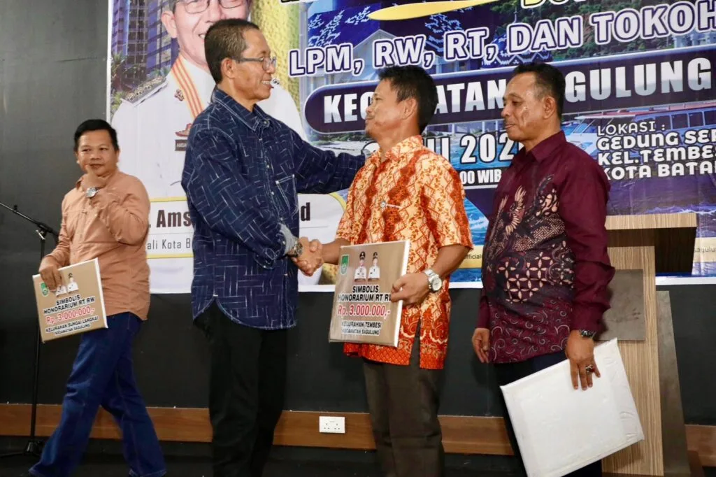 Serahkan Insentif di Sagulung, Wali Kota Amsakar Ajak RT, RW, dan LPM Tangkal Miskomunikasi Kebijakan Pemko