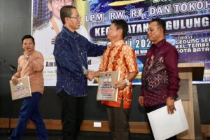 Wali Kota Batam Amsakar Achmad menyerahkan berkas insentif secara simbolis kepada perwakilan RT, RW, dan LPM Kecamatan Sagulung di SP Plaza.