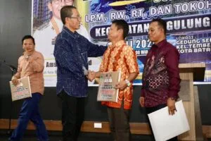 Wali Kota Batam Amsakar Achmad menyerahkan berkas insentif secara simbolis kepada perwakilan RT, RW, dan LPM Kecamatan Sagulung di SP Plaza.