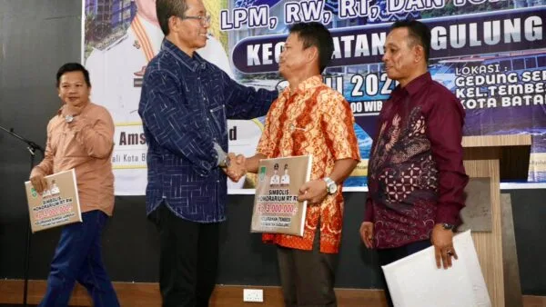 Wali Kota Batam Amsakar Achmad menyerahkan berkas insentif secara simbolis kepada perwakilan RT, RW, dan LPM Kecamatan Sagulung di SP Plaza.
